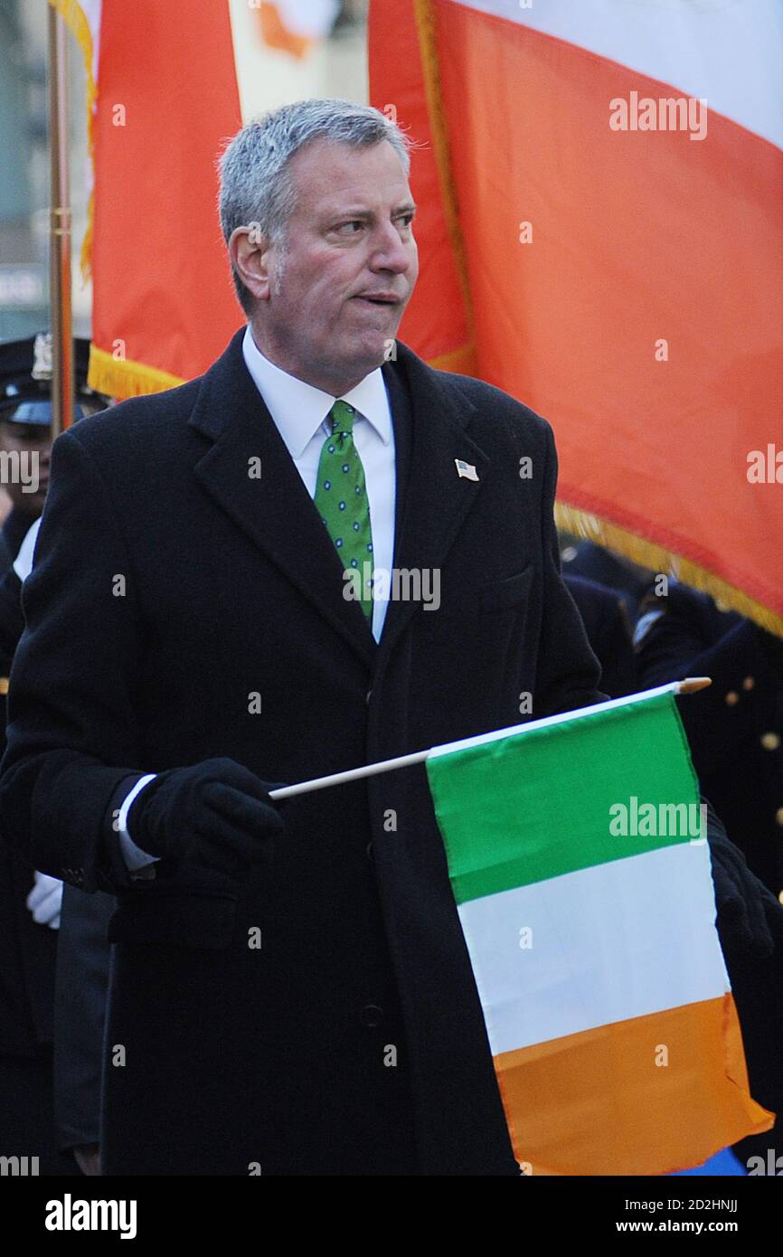 NEW YORK, NY – MÄRZ 17: (L bis R) New York City Polizeikommissar James O'Neill, New York City Bürgermeister Bill de Blasio und Kardinal Timothy Dolan, Erzbischof von New York, sprechen miteinander während der jährlichen St. Patrick's Day Parade auf der 5th Avenue, 17. März 2017 in New York City. Die St. Patrick's Day Parade in New York City, die auf das Jahr 1762 zurückgeht, ist die größte St. Patrick's Day Feier der Welt.Quelle: Hoo-me / MediaPunch Stockfoto