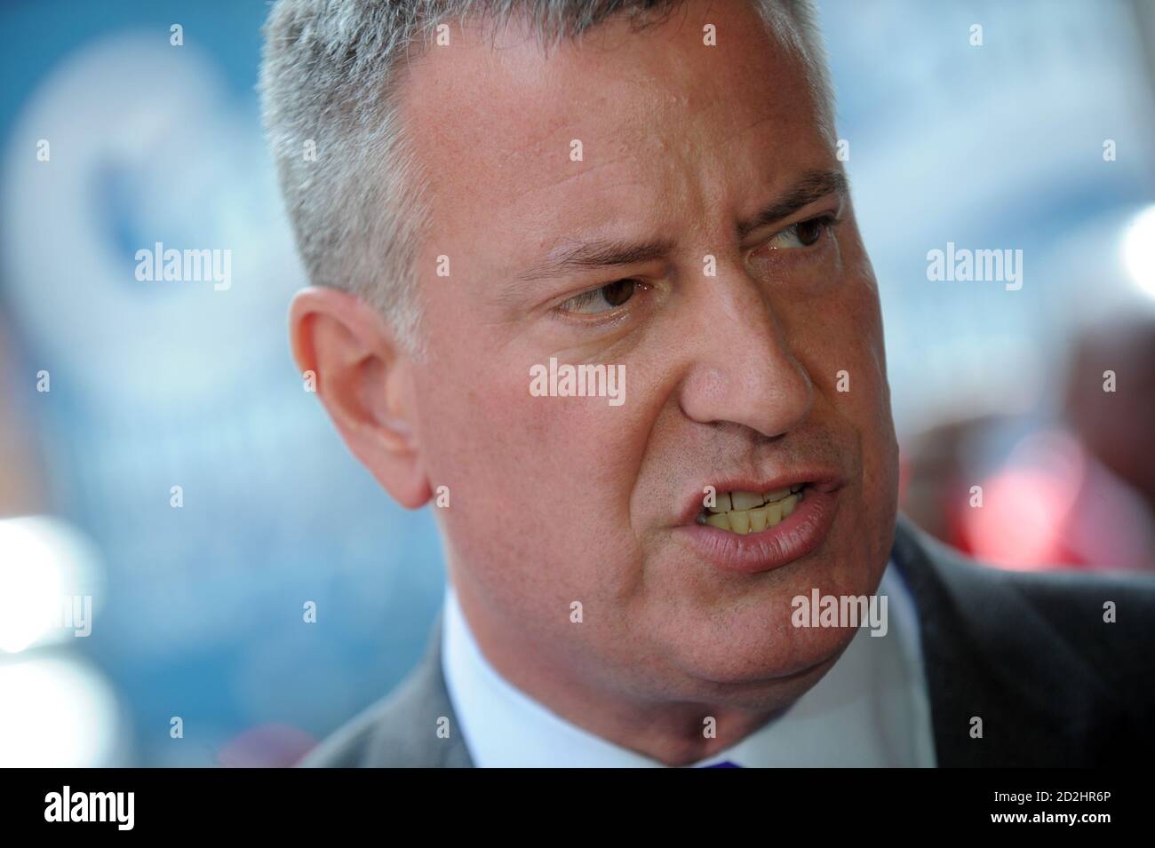 NEW YORK, NY - OKTOBER 15: Der Bürgermeister von New York, Bill de Blasio (R), spricht als Ehefrau, First Lady of the City of New York Chirlane McCray (L) schaut während einer Zeremonie, um das Empire State Building lila zu Ehren des National Domestic Violence Awareness Month im Empire State Building am 15. Oktober 2014 in New York City zu beleuchten. Personen: Bürgermeister Bill de Blasio Kredit: Hoo-me / MediaPunch Stockfoto