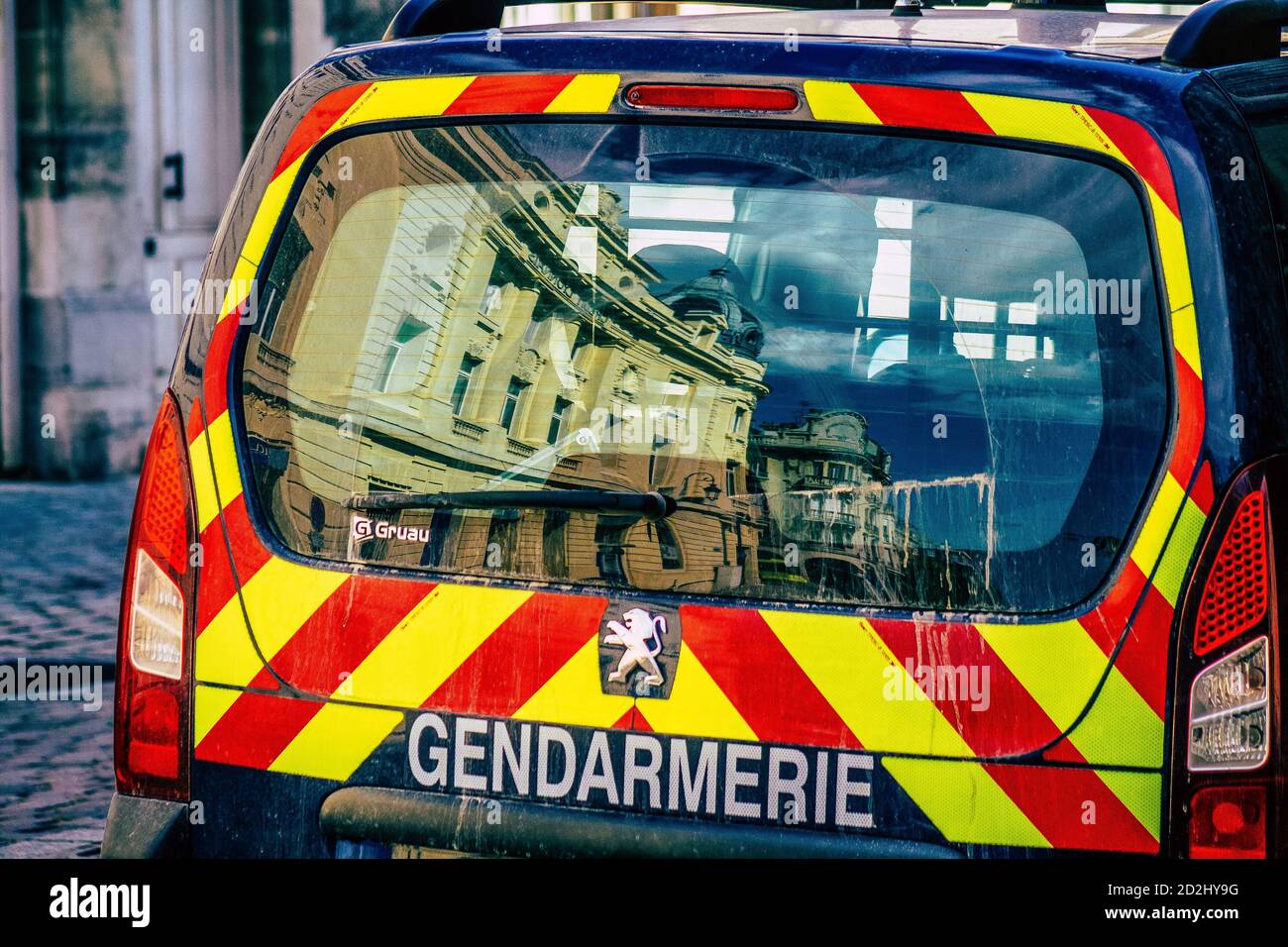 Nahaufnahme eines offiziellen Polizeiautos, das auf den Straßen patrouilliert Das Stadtzentrum der Metropolregion Stockfoto