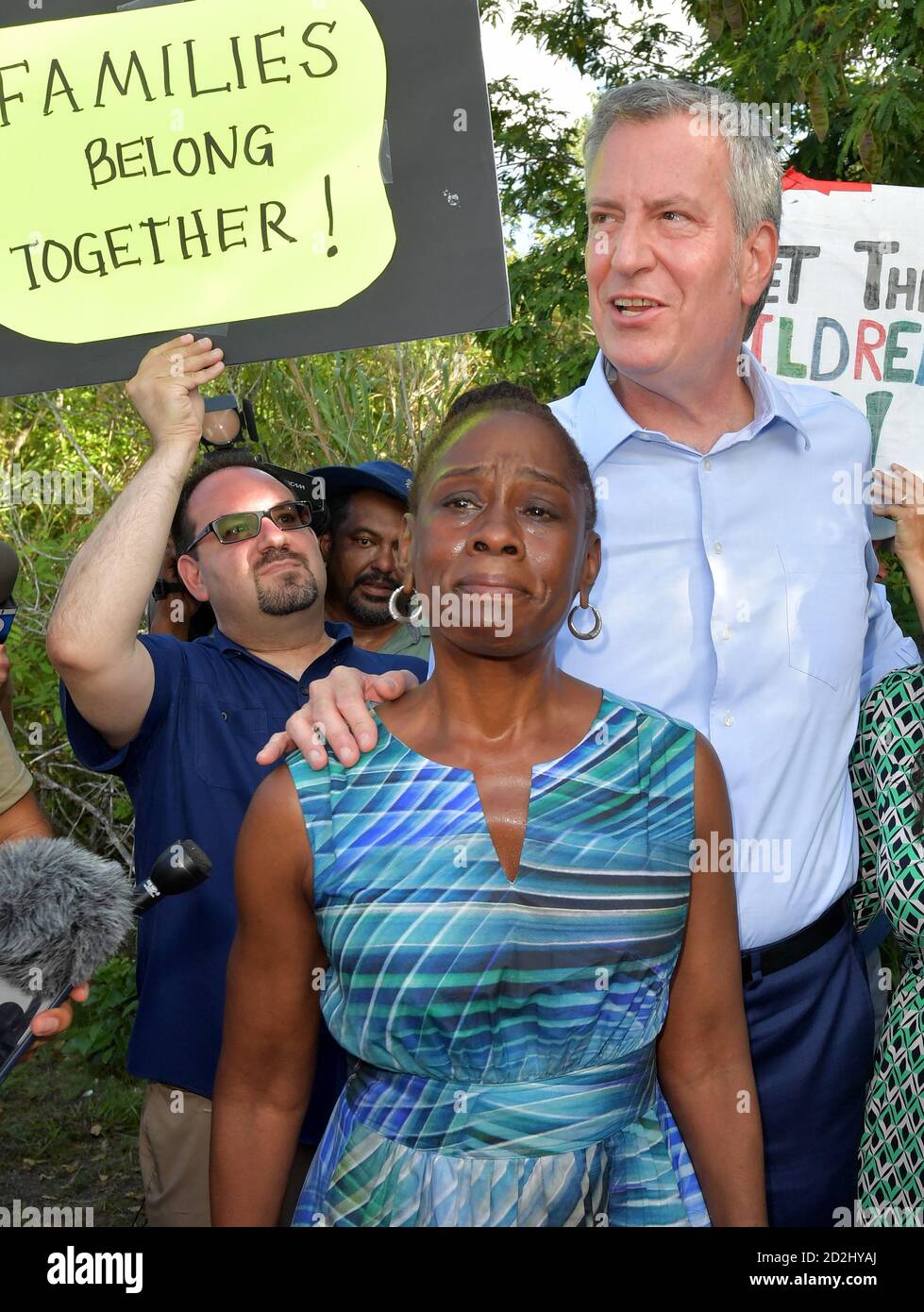 HOMESTEAD, FLORIDA - JUNI 27: Demokratischer Präsident hoffnungsvoll NY Bürgermeister Bill de Blasio, Chirlane McCray steht auf einer Leiter, als er in die Einrichtung schaut, die Migrantenkinder vor einer Haftanstalt hält. In der umstrittenen gewinnorientierten Haftanstalt sind rund 2,300 Kinder im Alter von 13 bis 17 Jahren untergebracht, die nach ihrer Inhaftierung an der Grenze am 27. Juni 2019 in die Obhut des Gesundheitsministeriums und des Gesundheitsministeriums gestellt wurden.am 26. Juni 2019 in Homestead Florida Menschen: NY Bürgermeister Bill de Blasio, Chirlane McCray Kredit: Hoo-Me / MediaPunch Stockfoto