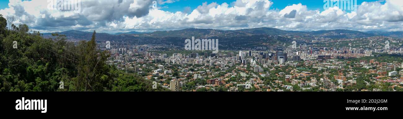 Draufsicht auf Caracas aus dem Avila Nationalpark (Venezuela). Stockfoto