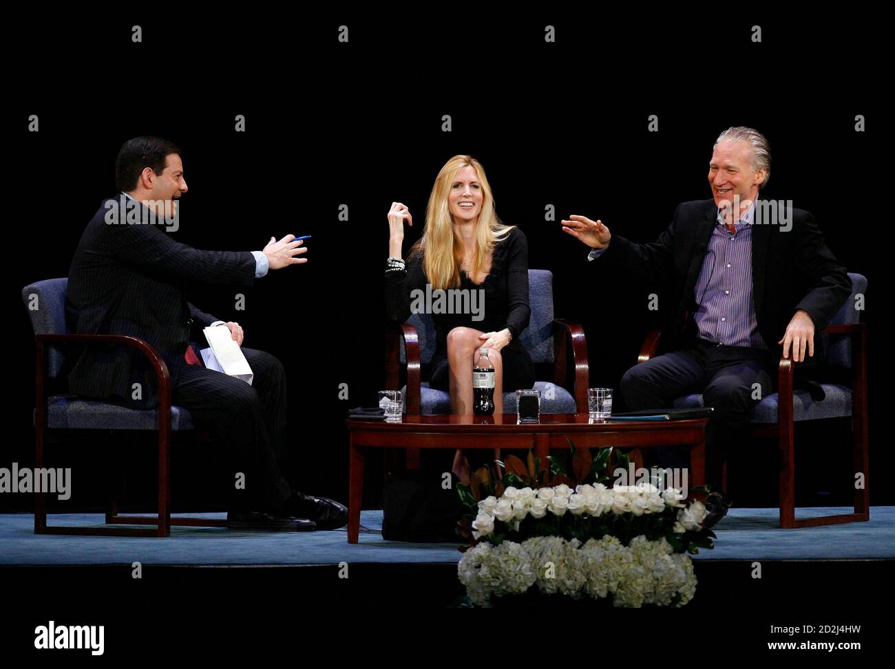 TV-Persönlichkeiten, Ann Coulter (C) und Bill Maher zu diskutieren, während die "Speaker Series: die Köpfe, die die Welt bewegen" moderiert von Mark Halpern (L) in New York 9. März 2009. REUTERS/Lucas Jackson (Vereinigte Staaten-ENTERTAINMENT) Stockfoto
