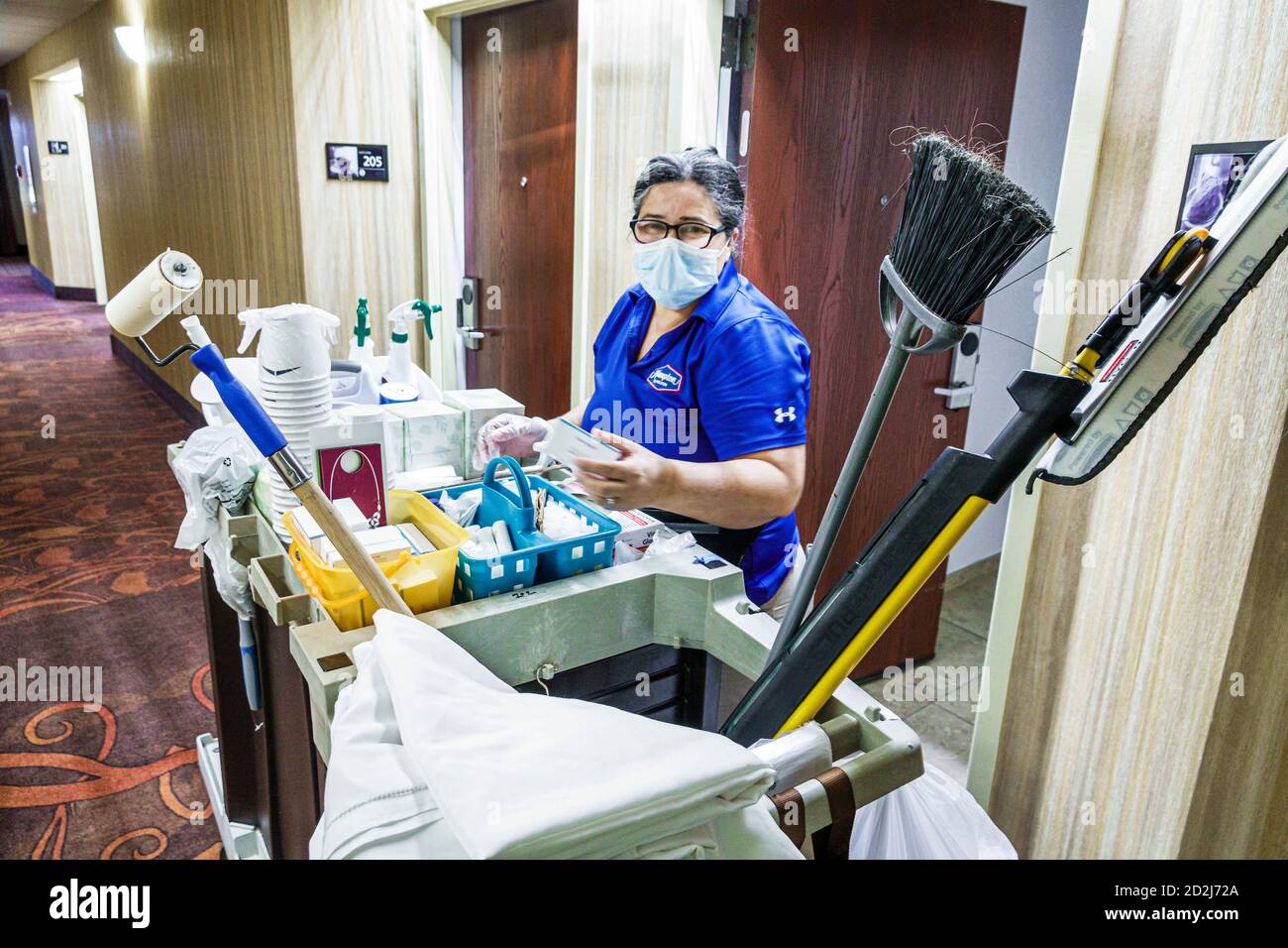 Florida Spring Hill Hampton Inn by Hilton Hotel, Covid-19 Coronavirus Pandemie Krankheit Infektionskrankheit Gesundheit biologische Krise, trägt Gesicht m Stockfoto