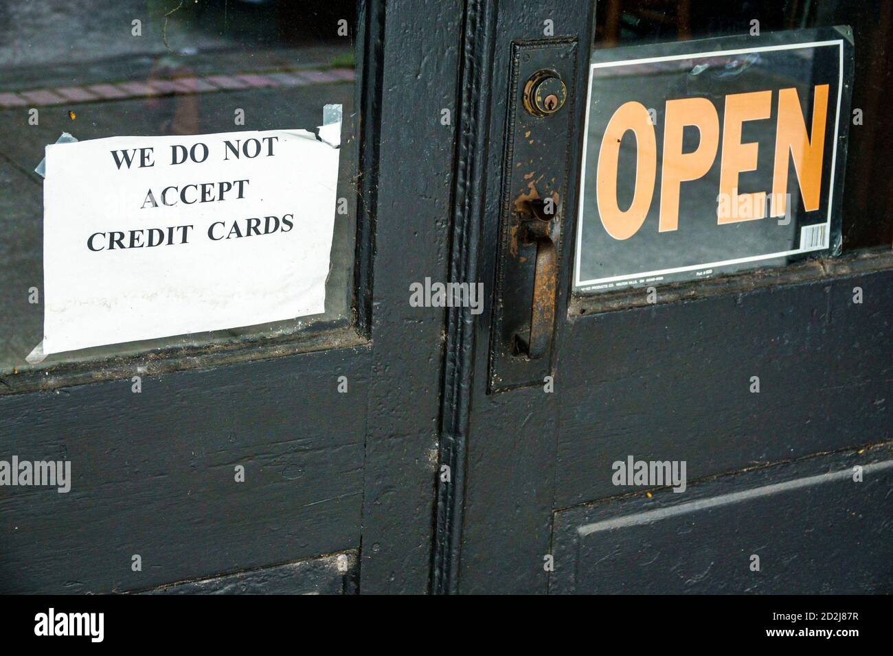 Brooksville Florida, Geschäftseingang, Eingang, offen, wir akzeptieren keine Kreditkarten, Besucher reisen Reise Reise Tourismus Wahrzeichen cul Stockfoto