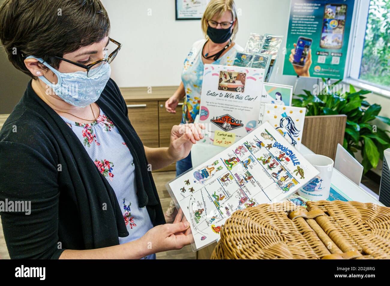 Brooksville Florida, Besucherzentrum, Covid-19 Coronavirus Pandemie Krankheit Infektionskrankheit Gesundheit biologische Krise, trägt Gesichtsmaske f Stockfoto