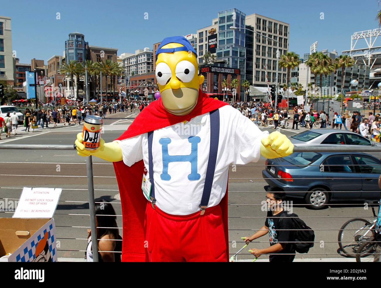 Ein Teilnehmer kommt 24. Juli 2010 gekleidet als Homer Simpson aus der Fernsehshow "The Simpsons" am dritten Tag der pop-Kultur-Konvention Comic Con in San Diego, Kalifornien.    REUTERS/Mike Blake (Vereinigte Staaten - Tags: ENTERTAINMENT) Stockfoto