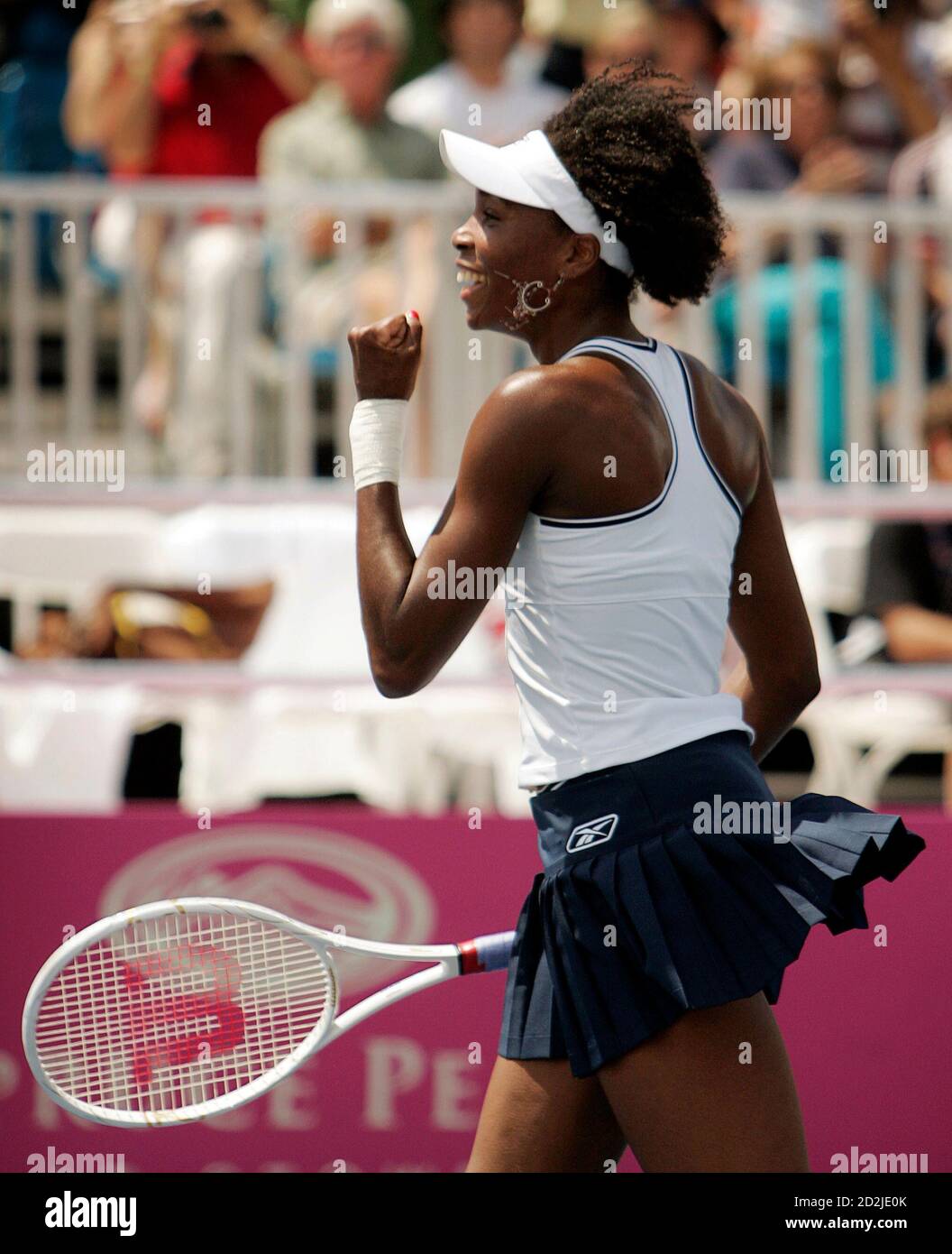 Venus Williams aus den USA feiert, nachdem sie Anna Chakvetadze aus Russland in ihrem Einzelspiel im Fed Cup-Tennis-Halbfinale in Stowe, Vermont, am 15. Juli 2007 besiegt hat. REUTERS/Brian Snyder (USA) Stockfoto