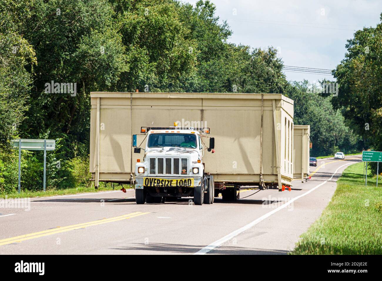 Florida, Mabel, State Road Route 50, zweispurige Straße, übergroße Ladung, LKW mit fahrenden vorgefertigten Haushäusern Wohnsitz, Besucher Stockfoto