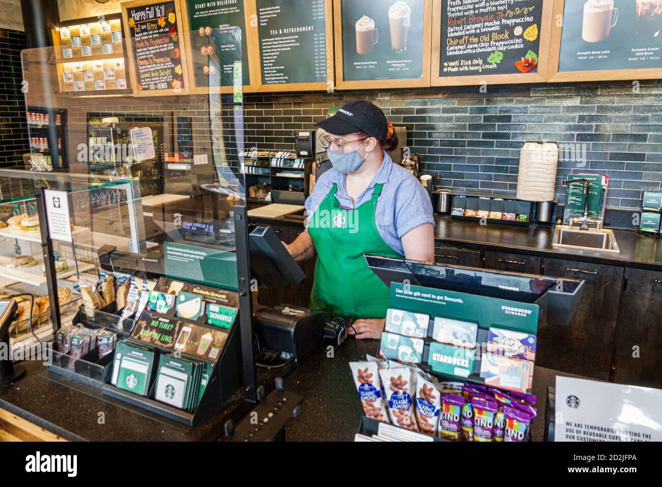 Orlando Florida, Lake Buena Vista, Walt Disney World Resort, Starbucks Coffee, Cafe, Disney Springs, Covid-19 Coronavirus Pandemie Krankheit infektiöse Diseas Stockfoto