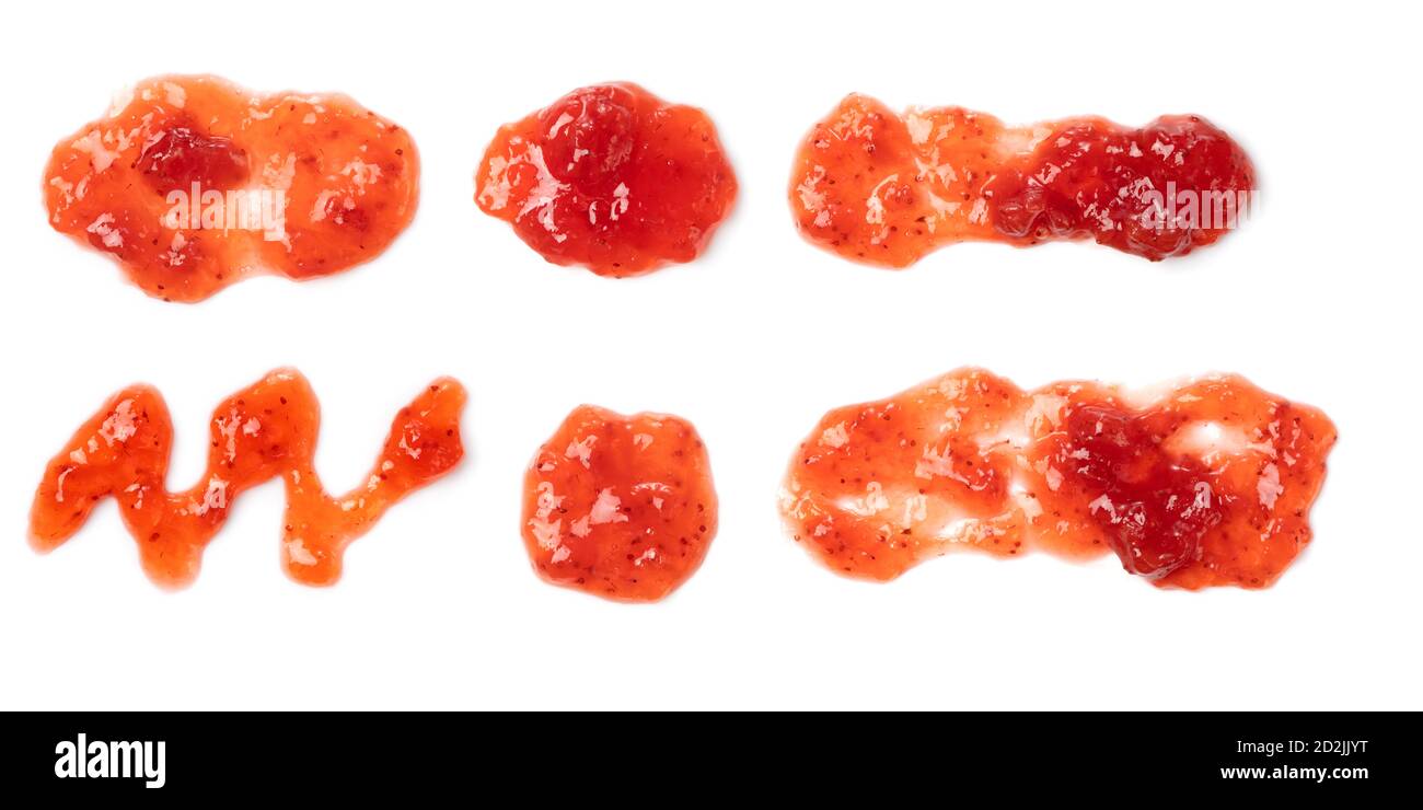 Ich nahm eine Vogelperspektive der verschiedenen Formen der Erdbeermarmelade, die auf den weißen Hintergrund tropfte. Stockfoto