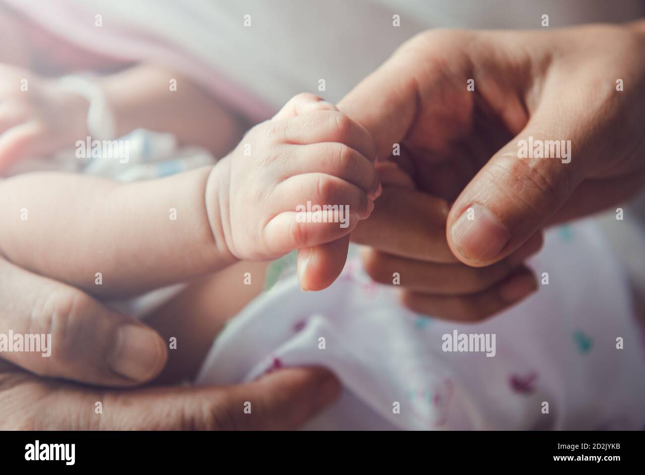 Neugeborenes Baby an Mutters Hand. Stockfoto