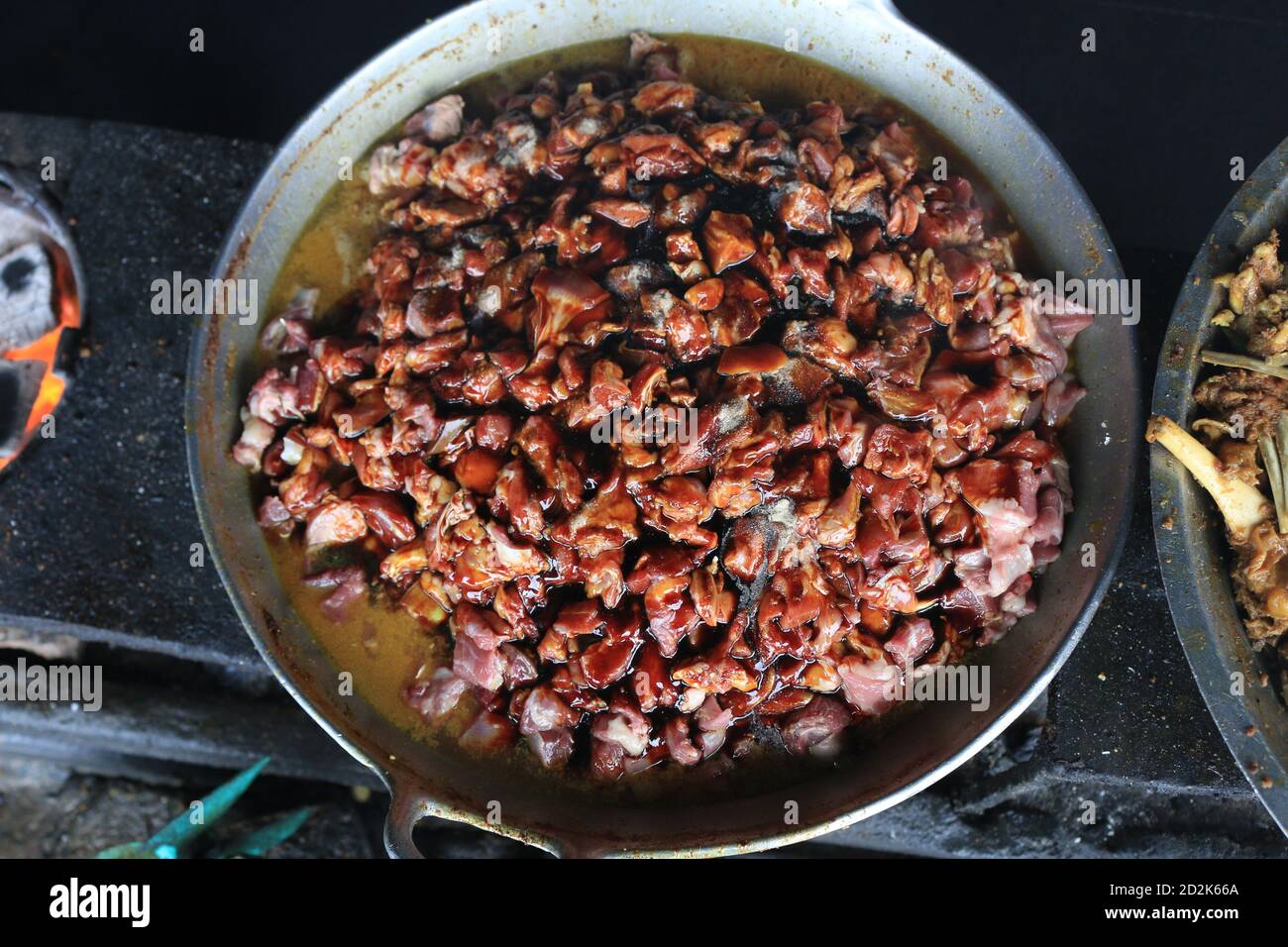 Der Prozess des Kochens Tongseng mit einem Herd in der Nähe, Tongseng ist traditionelle Lebensmittel aus Zentral-java indonesien. thera sind Tongseng Ziegenfleisch oder c Stockfoto