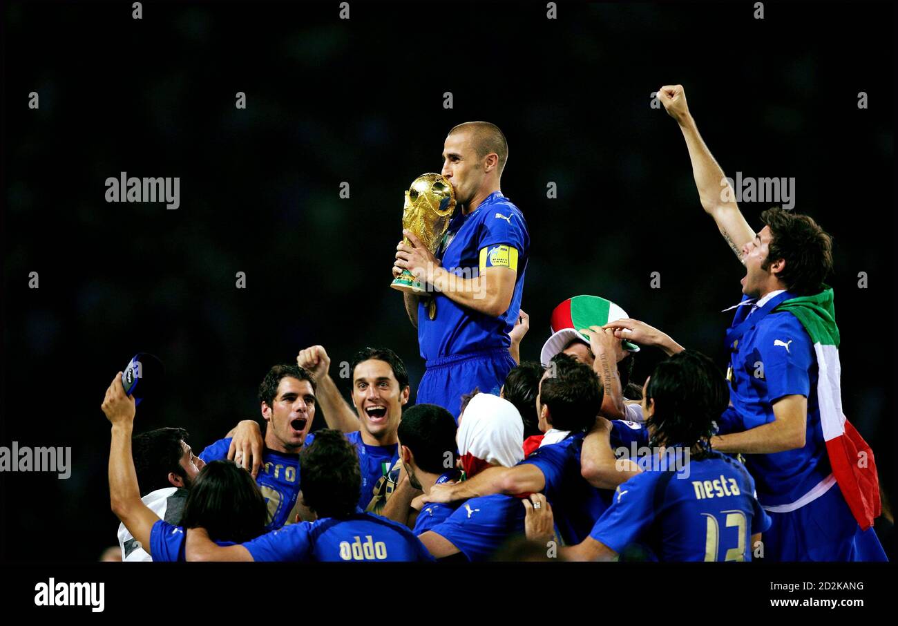 Fabio cannavaro trophy Fotos und Bildmaterial in hoher Auflösung Alamy