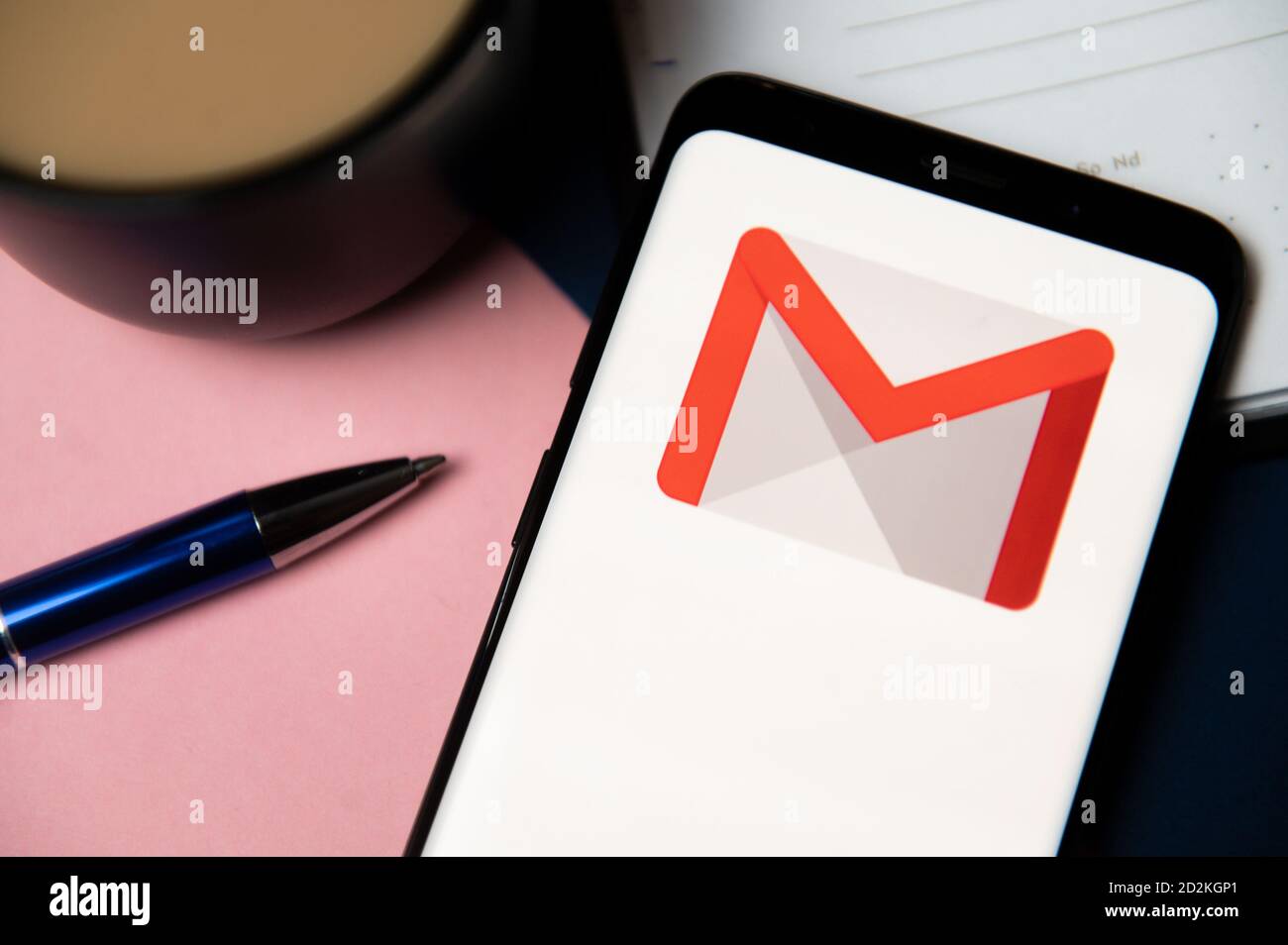 In dieser Abbildung wird ein Google Gmail-Logo auf einem Smartphone angezeigt. Stockfoto