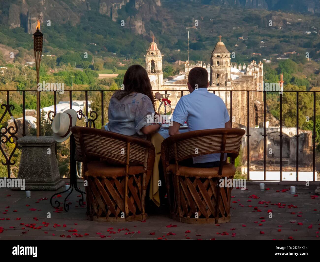 Ein Paar genießt ein romantisches Abendessen mit Blick auf das ehemalige Kloster in Tepoztlan, Morelos, Mexiko Stockfoto