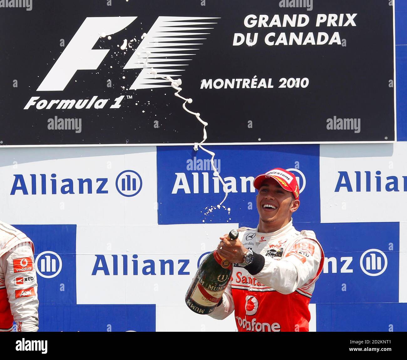 McLaren Formel1-Fahrer Lewis Hamilton von Großbritannien feiert nach dem Sieg der F1 Grand Prix von Kanada in Montreal, 13. Juni 2010.   REUTERS/Chris Wattie (Kanada - Tags: SPORT Motorsport) Stockfoto