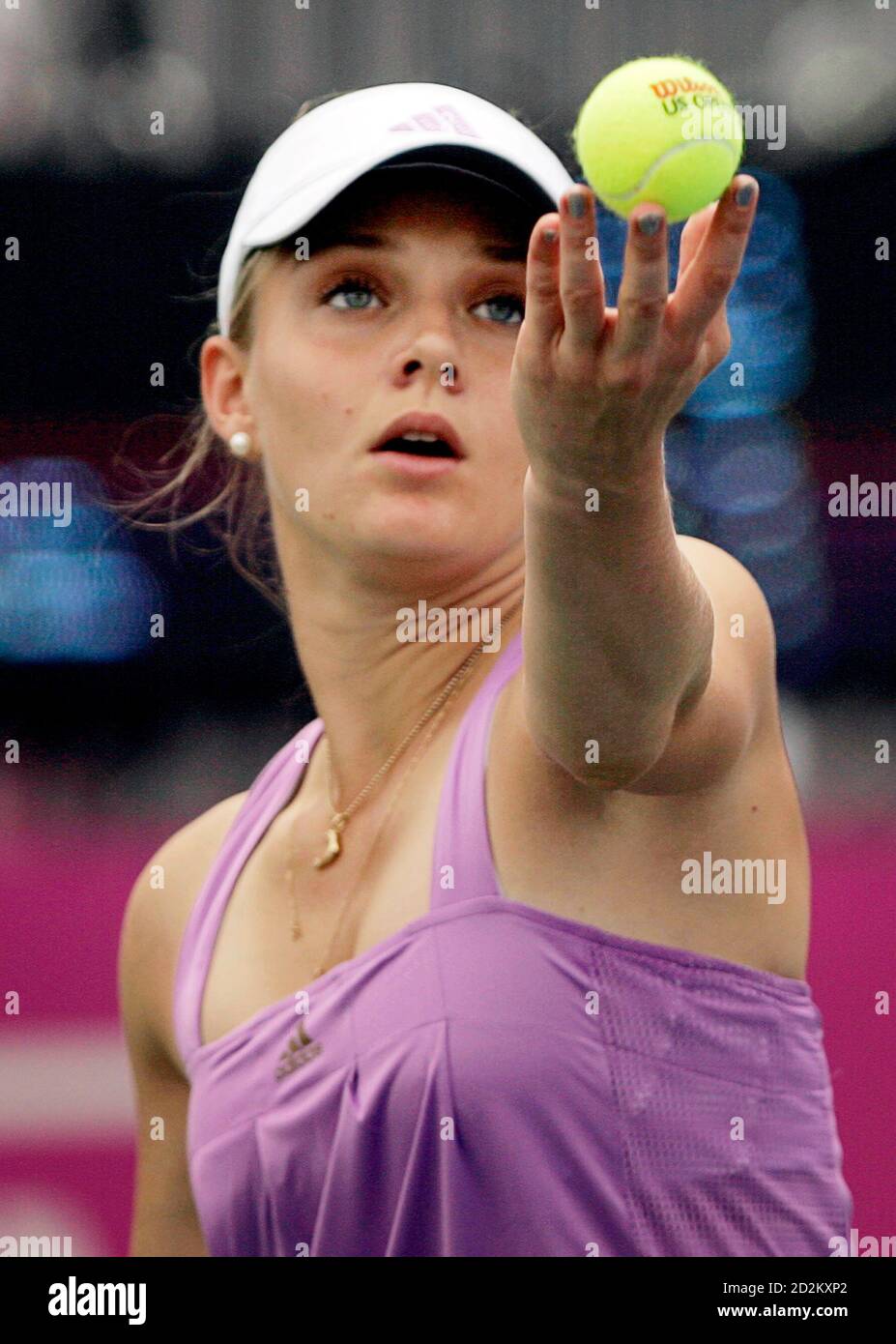 Anna Chakvetadze Russlands dient, Vania King der Vereinigten Staaten während ihrer Fed-Cup-Halbfinale-Tennis-Match in Stowe, Vermont 14. Juli 2007.   REUTERS/Brian Snyder (USA) Stockfoto