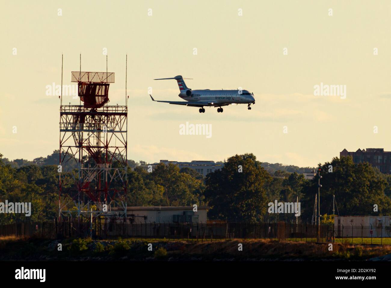 Washington DC, USA 10/03/2020: Ein Embraer ERJ 145 Passagierflugzeug von American Eagle Airlines landet auf dem Ronald Reagan National Airpor Stockfoto