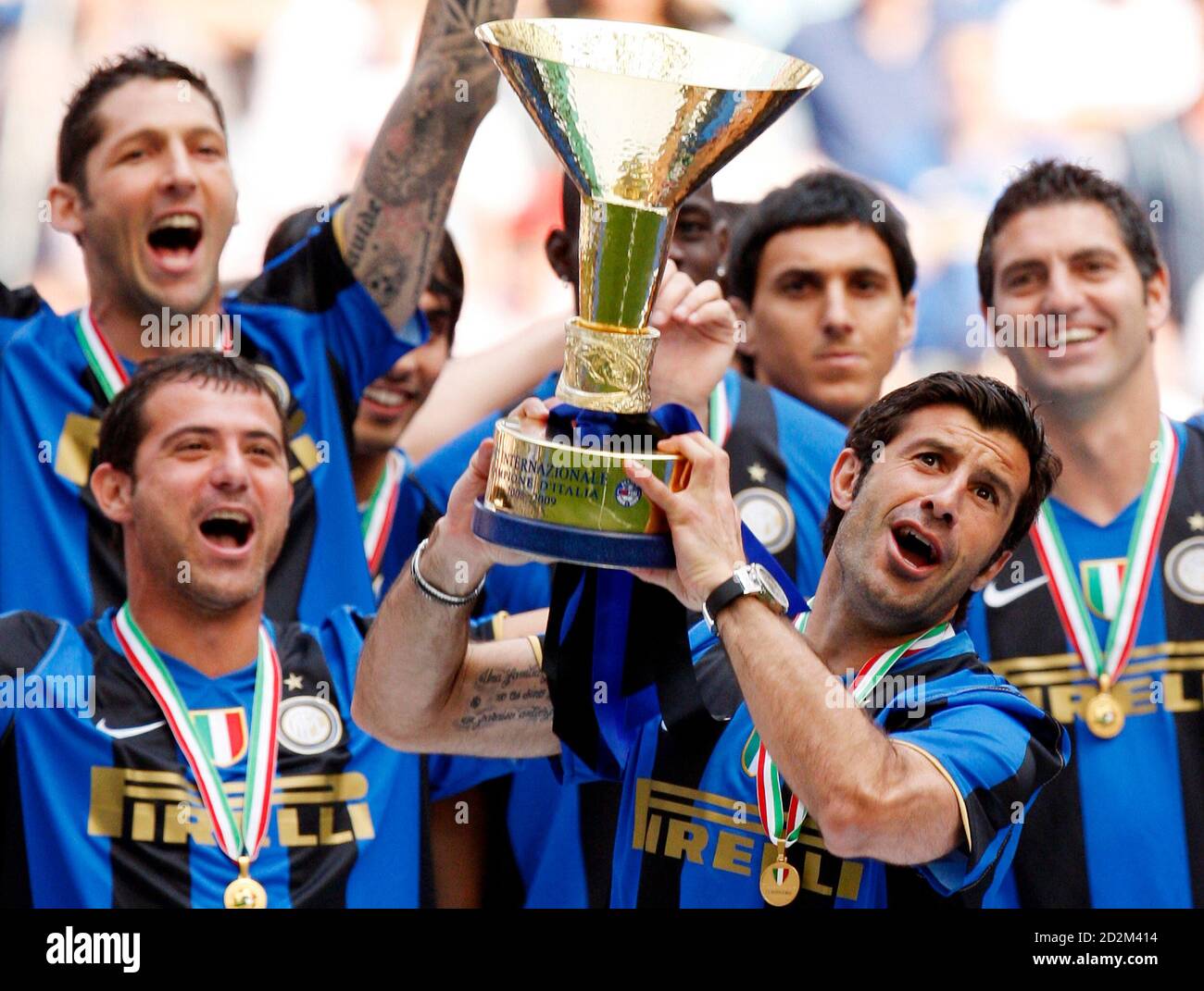 Inter Mailand Luis Figo R Feiert So Er Die Italienische Serie A Trophy Im San Siro Stadion In Mailand 31 Mai 2009 Hebt Figo Bringt Seine Glanzende Karriere Zu Ende In Der