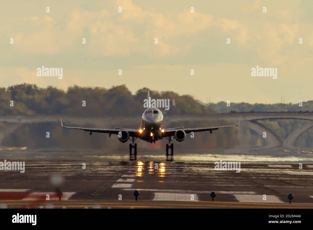 Washington DC, USA 10/02/2020: Ein airbus A 321 Flugzeug fliegt bei Sonnenuntergang von der Start- und Landebahn des DCA Flughafens ab. Die Abluft und Verdunstung von Jet Fu Stockfoto
