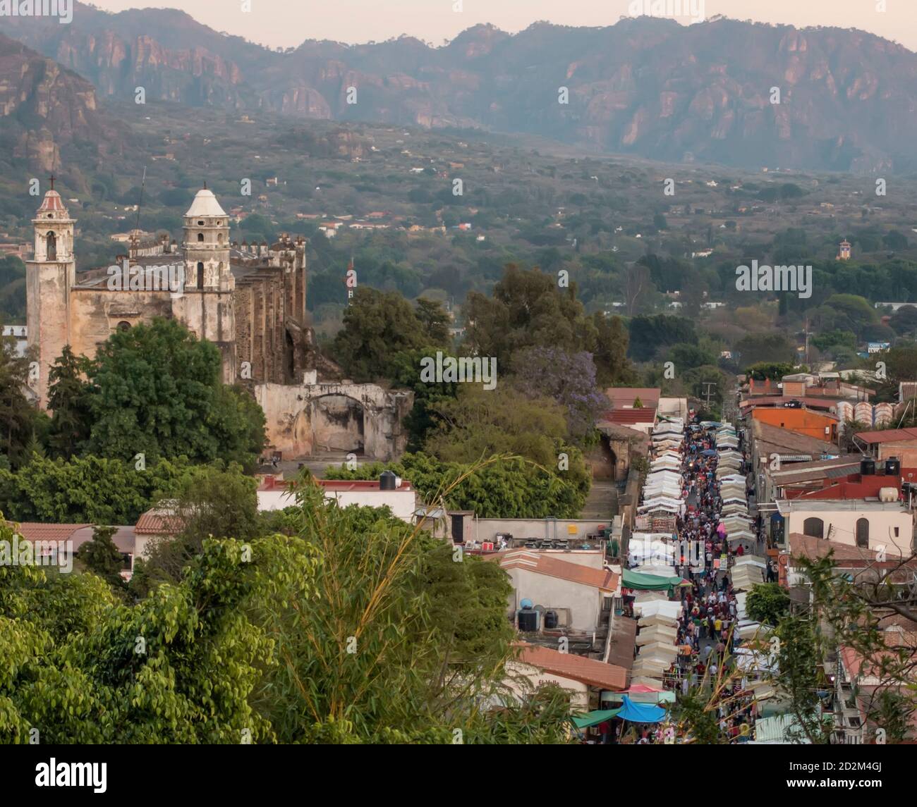 Tepoztlan, Morelos, Mexiko, zeigt das ehemalige Dominikanerkloster und den Sonntagsmarkt. Stockfoto