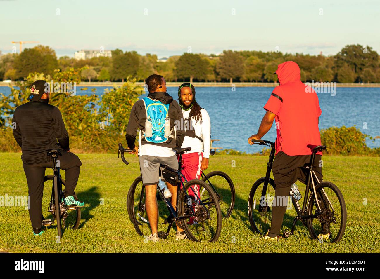 Arlington, VA, USA 10/02/2020: Eine Gruppe junger afroamerikanischer Männer ist auf dem Rad, bevor es zu einer gemütlichen Radtour im Gravelly Point Park am p Stockfoto