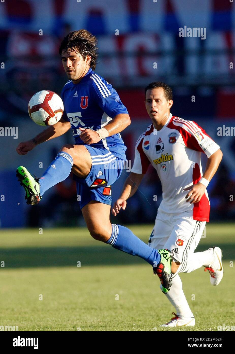 Marco Estrada Der Universidad De Chile L Kampfen Um Den Ball Mit Alejandro Guerra Von Venezuela Caracas Fc Wahrend Ihrer Fussball Copa Libertadores Match In Vina Del Mar Stadt Nordwestlich Von Santiago 18