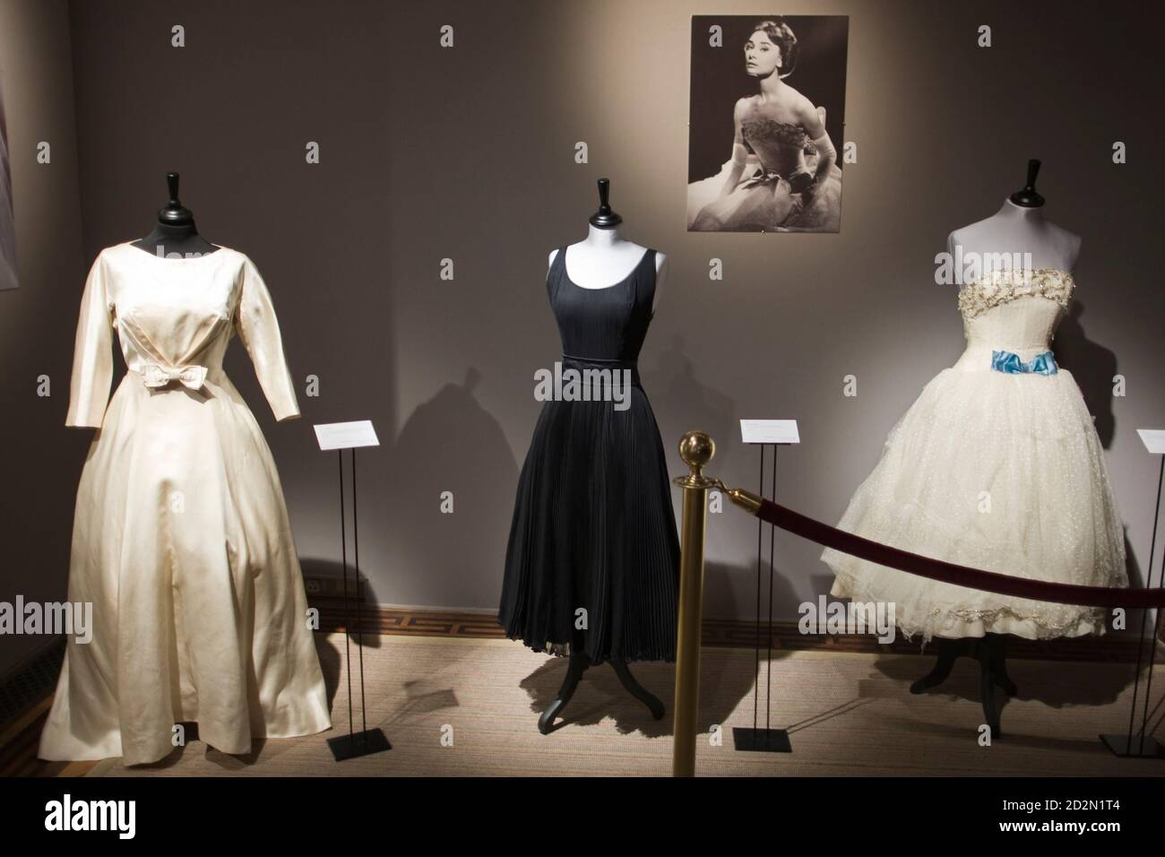 Ein Hochzeitskleid (L) entstand von Fontana, die Schwestern für die  Hochzeit der Schauspielerin Audrey Hepburn, James Hanson im Jahr 1952, die  nachträglich storniert wurde, mit anderen Kleidern getragen von Hepburn  angezeigt wird