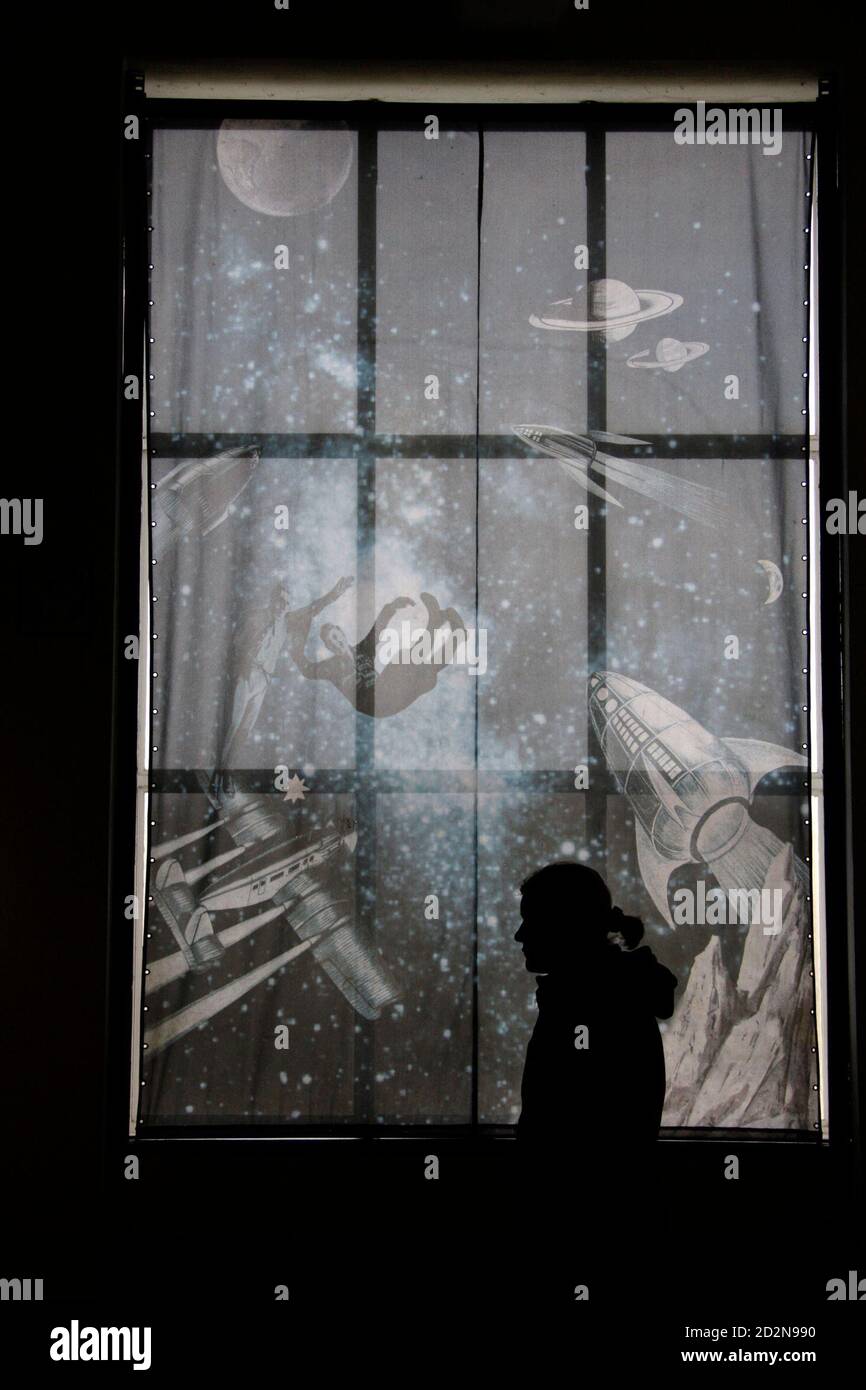 Eine Frau geht durch eine Ausstellung in der ehemaligen "Vengeance Waffe 2" oder "V2" Rakete testen Website Kraftwerk in Peenemünde, 7. März 2008. Nur wenige deutsche wissen, dass die globalen Wettlauf begann auf einer abgelegenen und sandigen Insel vor der Ostseeküste mit wenig zur Unterscheidung abgesehen von weiten, offenen Himmel und einem Teppich aus Pinien. Aber es war in Peenemünde 1942, ein Team von Ingenieuren unter Wernher von Braun die weltweit erste ballistische Langstreckenraketen oder Raketen, für die Nazis getestet und den Grundstein legte für das Senden von Menschen zum Mond und kalten Krieges Raketen. Bild 7. März zu ACCO Stockfoto