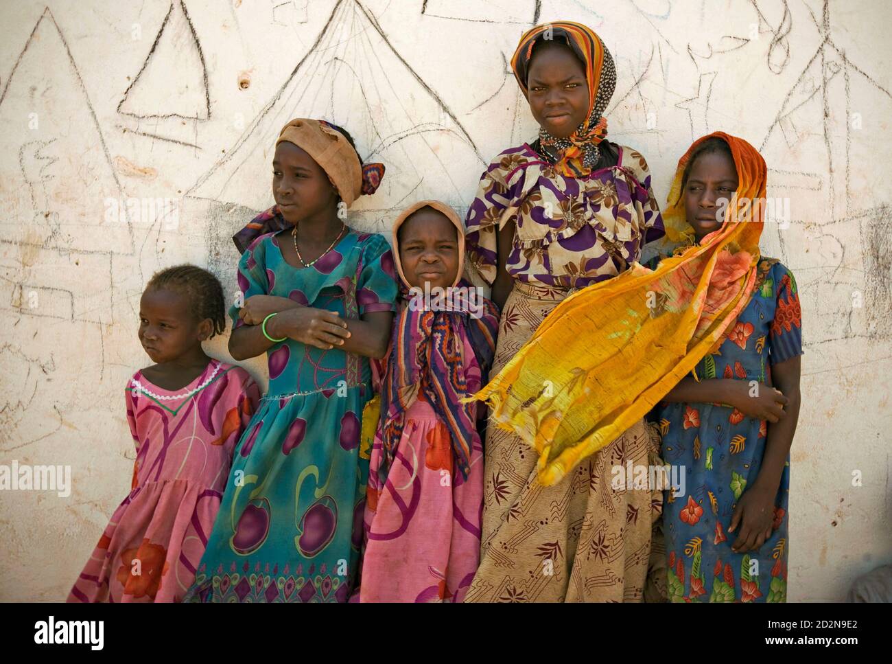 Flüchtlinge aus der westlichen Region von Darfur in Sudan warten, um durch das Flüchtlingshilfswerk der Vereinten Nationen im Djabal Camp in der Nähe von Gos Beida im Osten des Tschad, 6. Juni 2008 registriert werden. Flüchtlinge aus dem Konflikt in Darfur im Sudan und im Tschad appellierte an UN-Sicherheitsrat Gesandten am Freitag für mehr internationalen Schutz zu besuchen, damit sie in ihre Häuser zurückkehren können. REUTERS/Finbarr O' Reilly (Tschad) Stockfoto