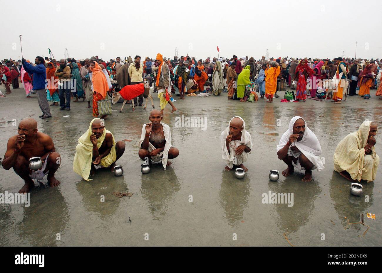 Hindu-Pilger reinigen Sie ihre Zähne vor der Einnahme eines Heiligen Bad im Sagar Inseln, südlich von Kalkutta, 14. Januar 2010. Sieben Pilger getötet und 12 weitere verletzt am Donnerstag bei einer Massenpanik, die aufgetreten sind, während sie versuchten, ein Boot auf dem Weg zu gehen die jährlichen Ganga Sagar Mela (fair) in Sagar Inseln für ein heiliges Bad wo der Ganges fließt in den Golf von Bengalen, Regierungsvertreter sagte. REUTERS/Parth Sanyal (Indien - Tags: Gesellschaft-RELIGION-Bilder des Tages) Stockfoto