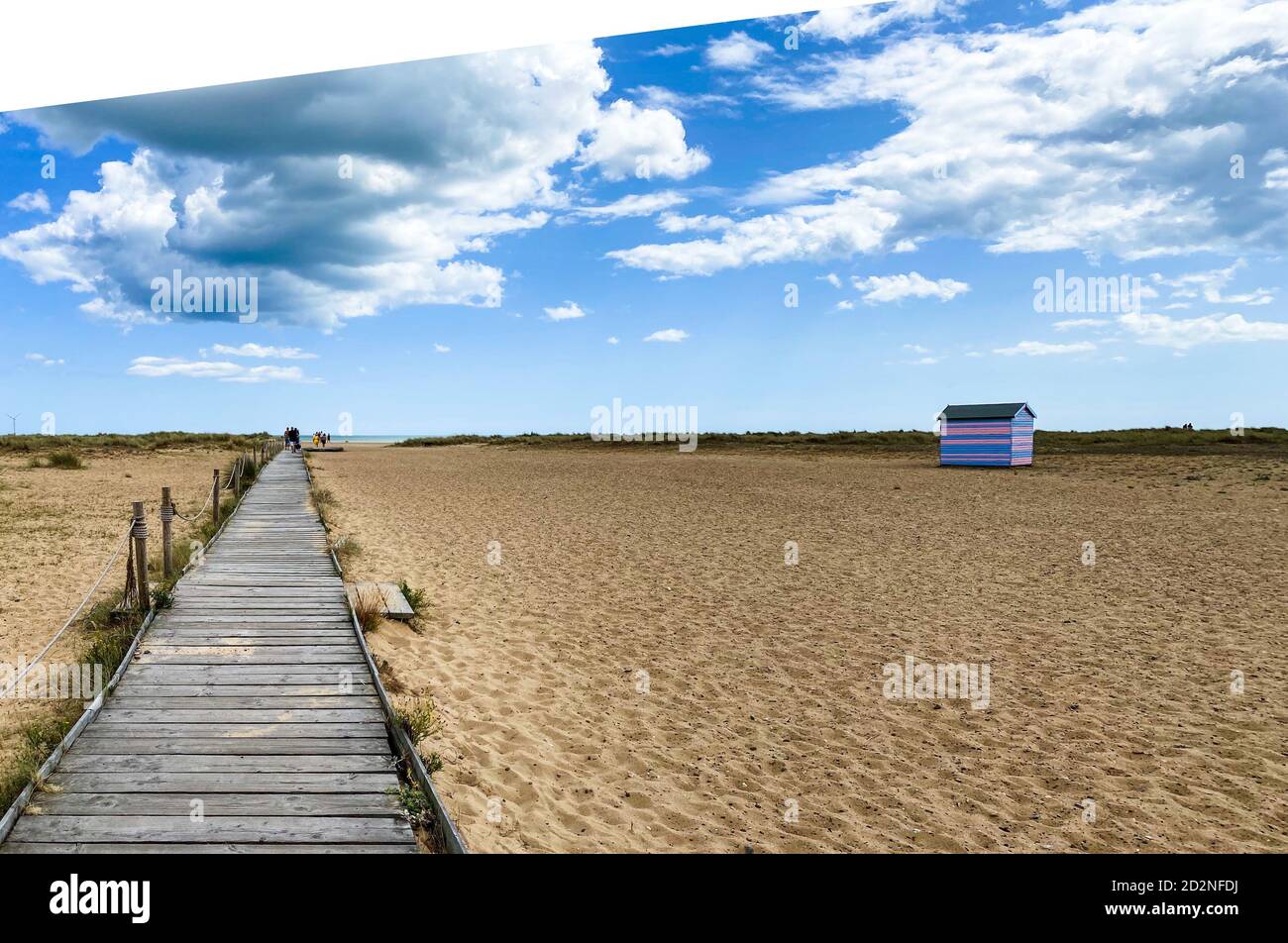 Tolle Strandhütten in Yarmouth an einem Sommertag, traditionelle britische Hütte an einer englischen Ostküste, blaue und rosa horizontale Streifen, Himmel mit Wolken ohne Peopl Stockfoto