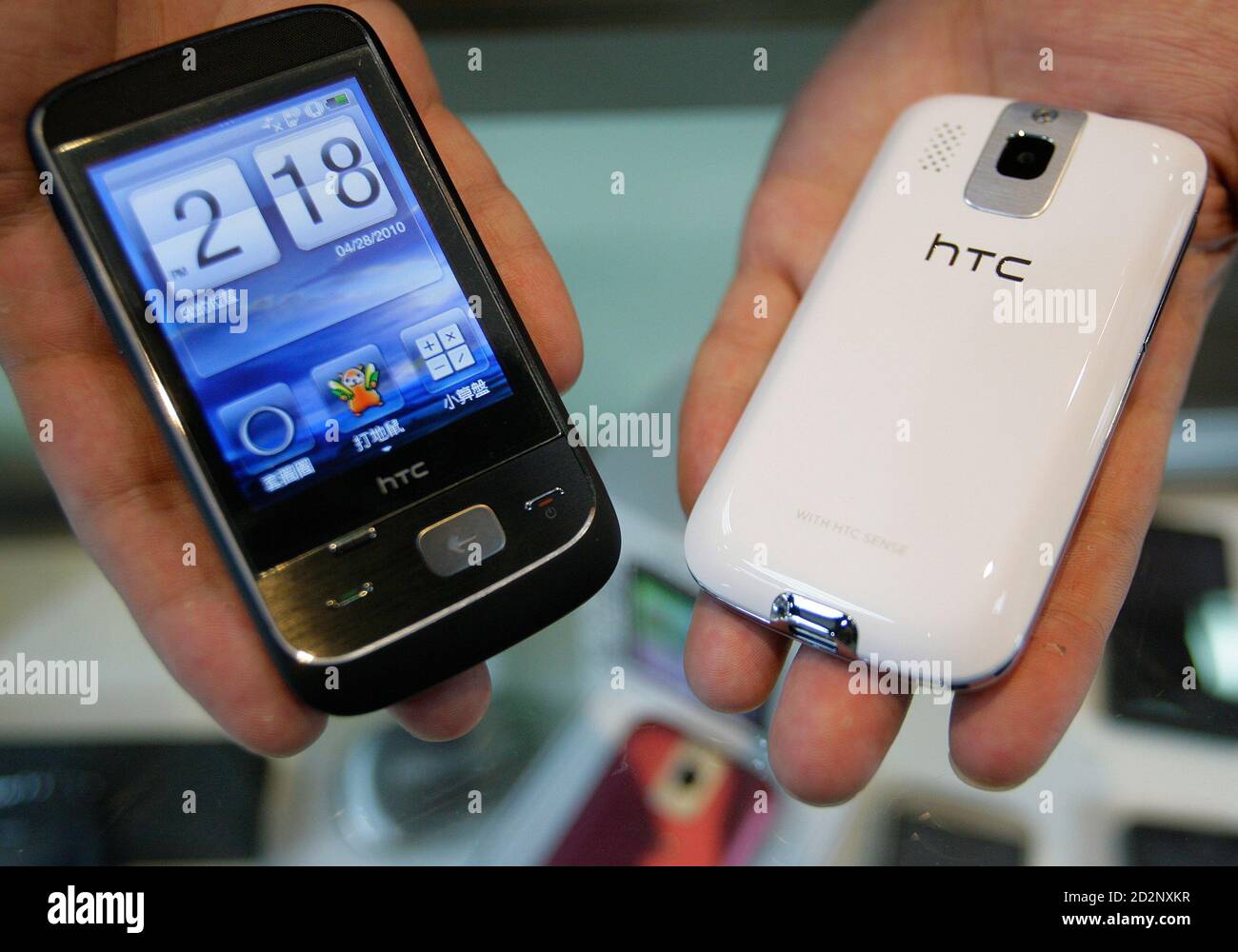 Zwei HTC Smartphones "Intelligente" werden in einem Handy-Shop in Taipeh  28. April 2010 angezeigt. Taiwan ist HTC Smartphone-Marke der Welt Nr. 5,  rechnet mit eine Windows 7-Telefon bis Ende dieses Jahres bekannt