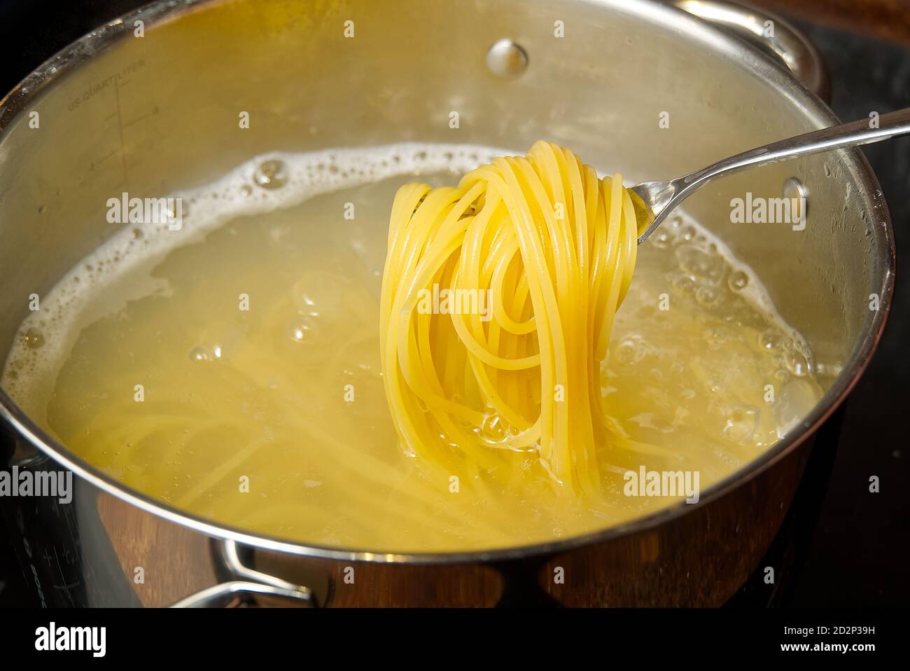 Kochen Pasta Spaghetti in Topf. penne rigate Pasta- Kochen Pasta in kochendem Wasser. Stockfoto