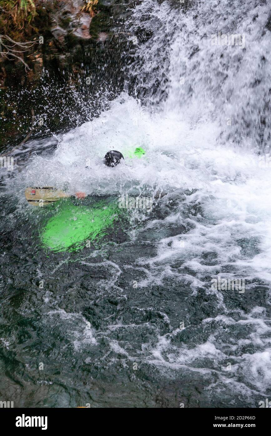 Kanute in White Water, Snowdonia, Nordwales Stockfoto