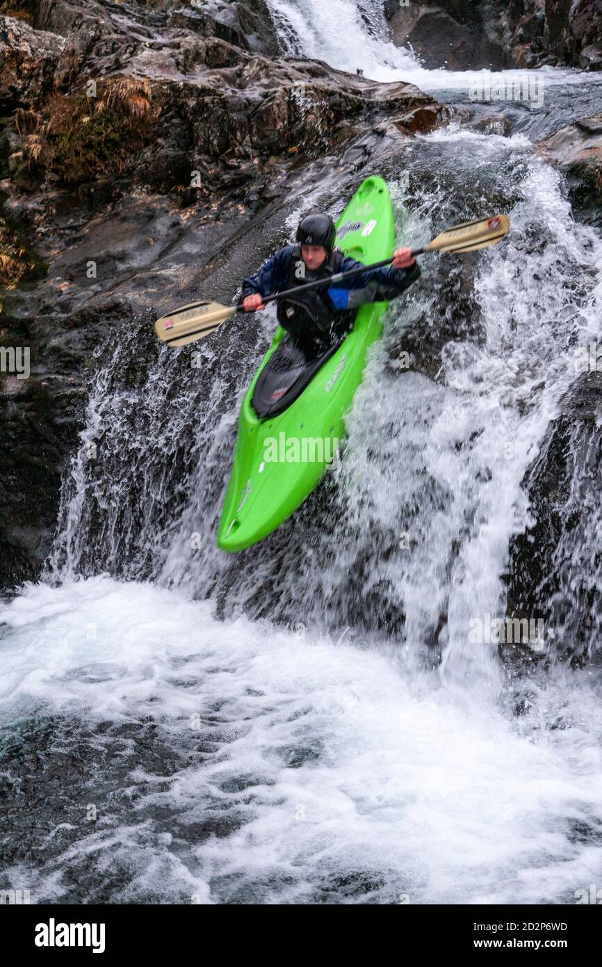 Kanute in White Water, Snowdonia, Nordwales Stockfoto