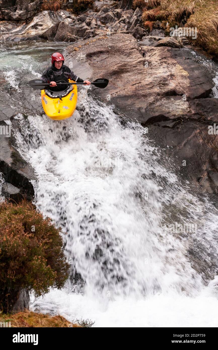 Kanute in White Water, Snowdonia, Nordwales Stockfoto