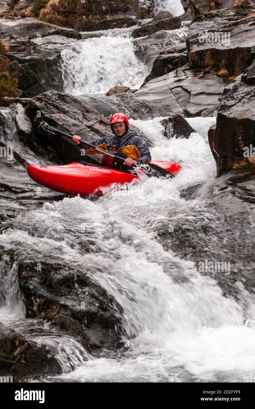 Kanute in White Water, Snowdonia, Nordwales Stockfoto