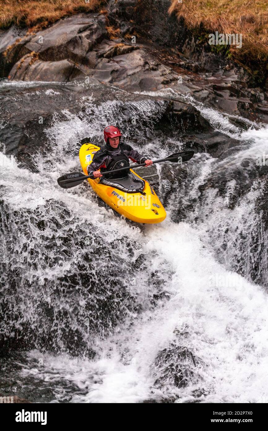 Kanute in White Water, Snowdonia, Nordwales Stockfoto