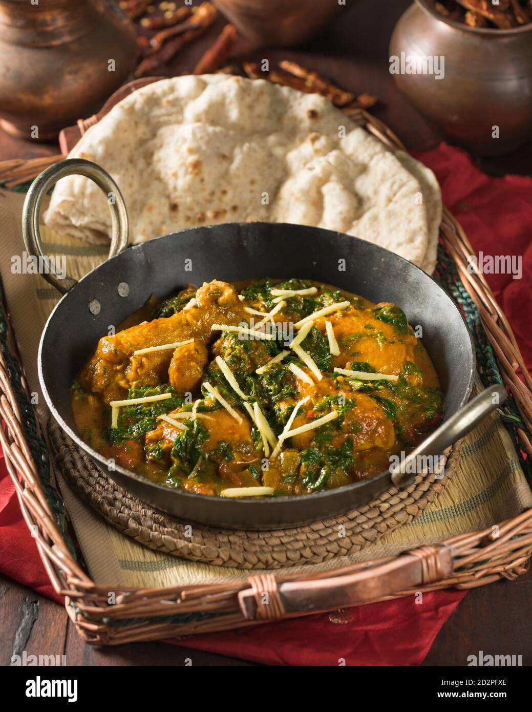 Palak murgh. Huhn und Spinat Curry. Indische Küche Stockfoto