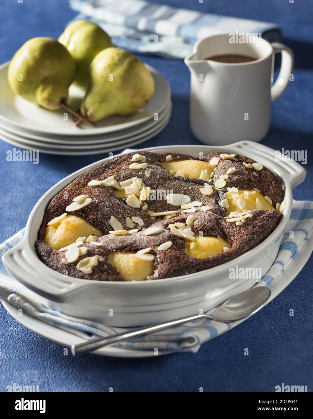 Birne und Schokoladenpudding. Stockfoto