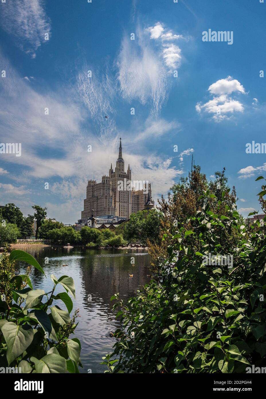 MOSKAU / RUSSLAND - 26. JUNI 2016: Wolkenkratzer auf dem Kudrinskaya-Platz. Blick vom Moskauer Zoo Stockfoto