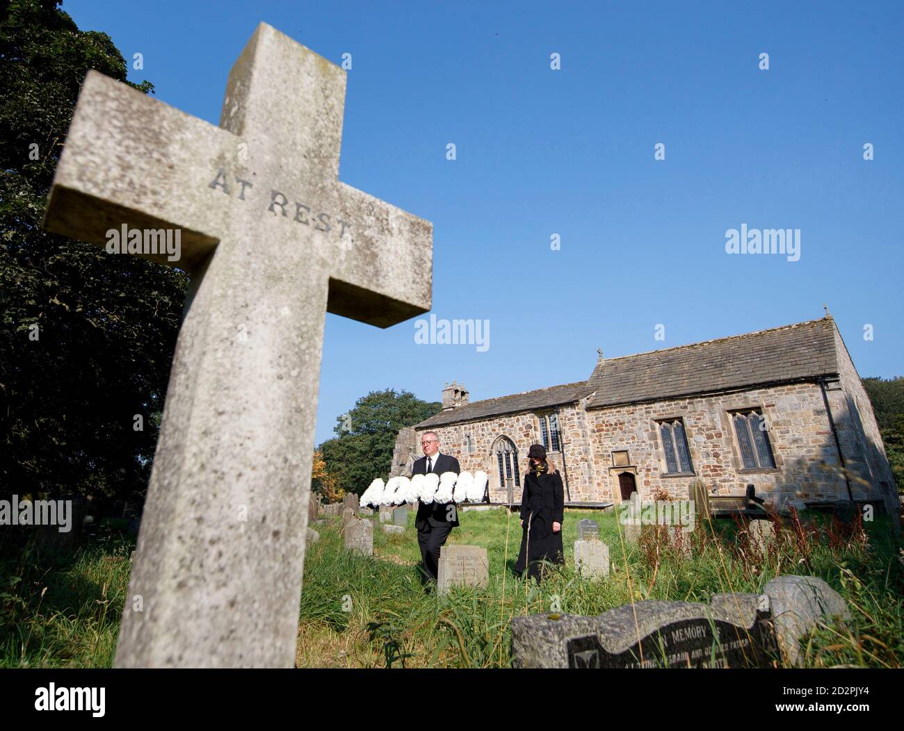 Die Trauerdirektoren Tim Twigger und Sarah Jones von Full Circle Beerdigungen, mit einer Blumenbehrung, die "Admin" lautet, in der Weston Church in Otley, West Yorkshire, während Aktivisten die Regierung aufrufen, einen neuen Trauerstandard einzuführen, um die Verwaltung am Ende des Lebens zu vereinfachen, die nach dem Verlust eines Verwandten erforderlich ist. Stockfoto