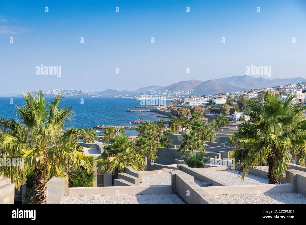 Schöne Aussicht auf Ägäis und Strandstadt in Turgutreis, Bodrum, Türkei. Stockfoto