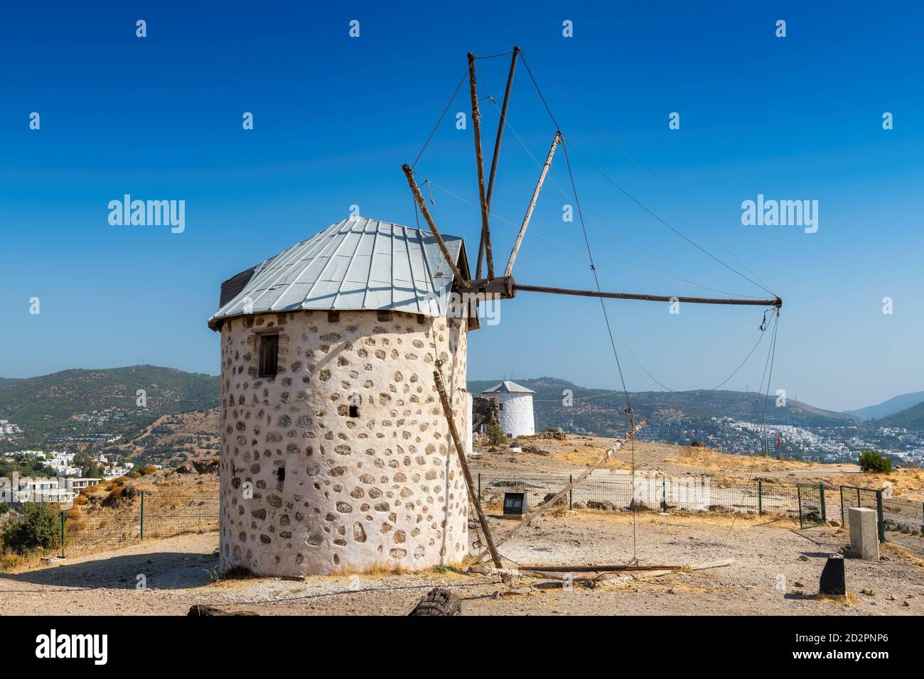 Alte Windmühle im Herbst Sonnentag, Bodrum, Türkei. Stockfoto
