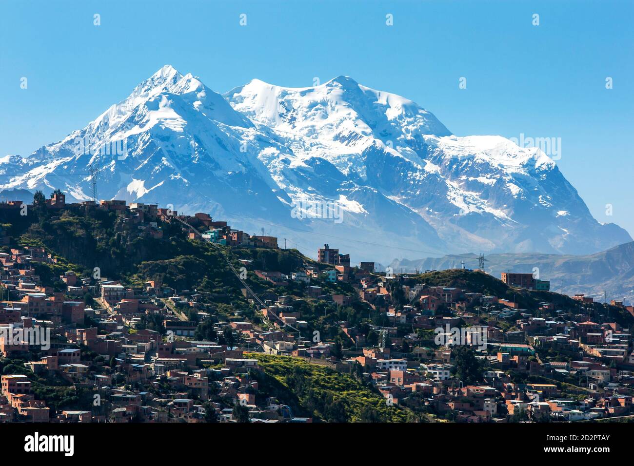 Die moderne Stadt La Paz in Bolivien überschattet von Illimani (Aymara), der höchste Berg (6,438 Meter) in der Cordillera Real von Bolivien ist. Stockfoto