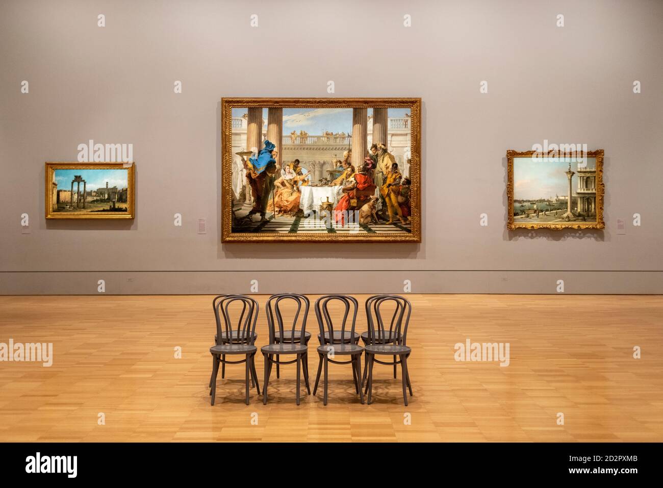 Kunstausstellung und Stühle in der National Gallery of Victoria. Stockfoto
