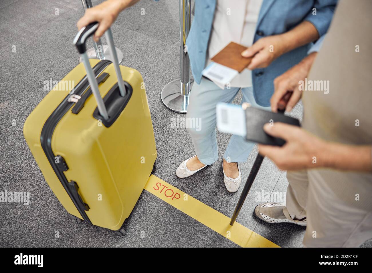 Veraltertes Touristenpaar, das am Flughafenterminal steht Stockfoto