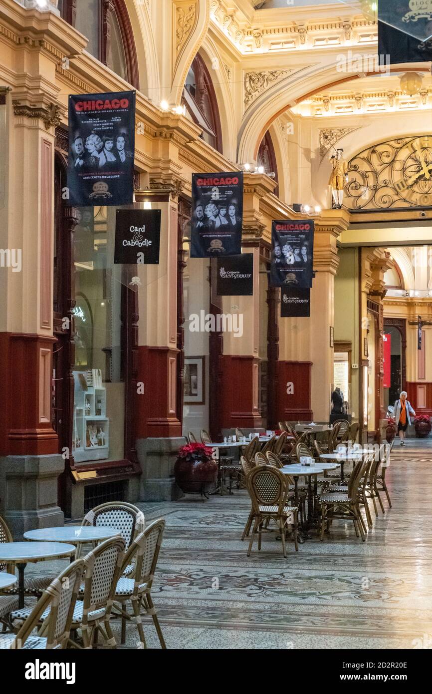 Esstische in Melbournes The Block Arcade. Stockfoto