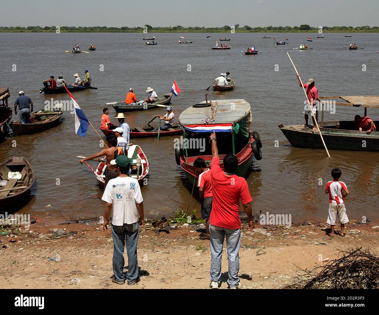 Fischer blockieren des Río Paraguay aus Protest über das Ausbleiben der Zahlung der jährlichen Ausgleichszahlung, die sie während der Saison vom Staat erhalten wenn Fangverbot um die Fluss-Bestände in Asuncion 21. November 2008 zu schützen. Fast 14.000 Fischer hängen von der Unterseite, in der Nebensaison vom 1. November bis zum 20. Dezember zu überleben. REUTERS/Jorge Adorno (PARAGUAY) Stockfoto